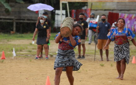 Indígenas panameñas reivindican igualdad de género en juegos ancestrales